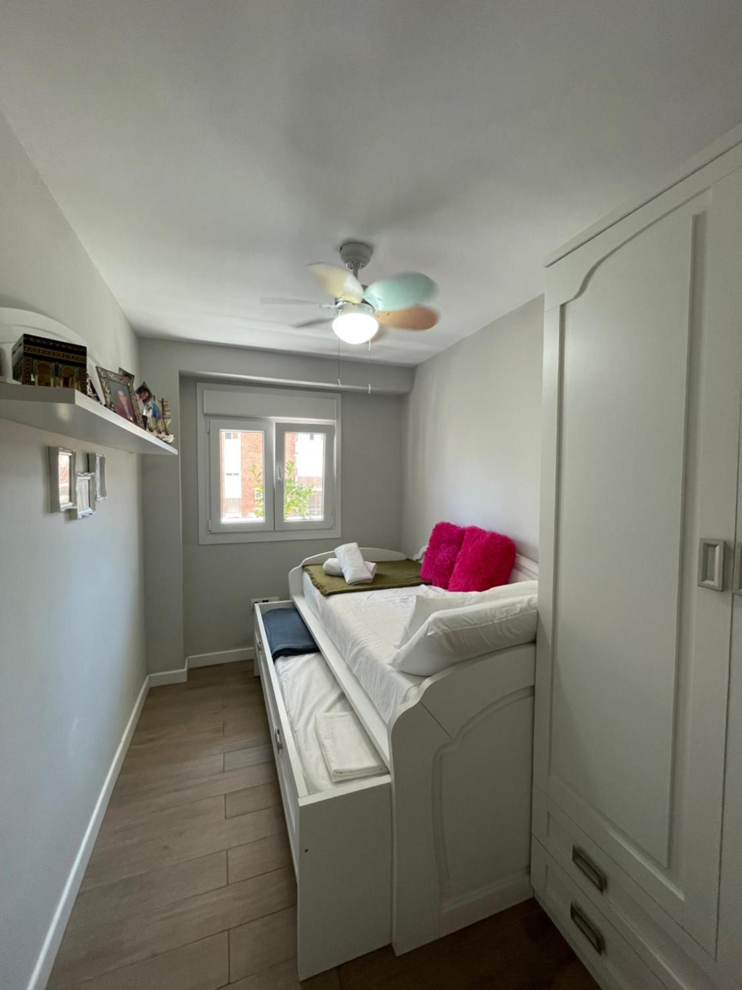 Cozy Room In Stylish Flat Just Steps From The Beach Cádiz Cameră foto